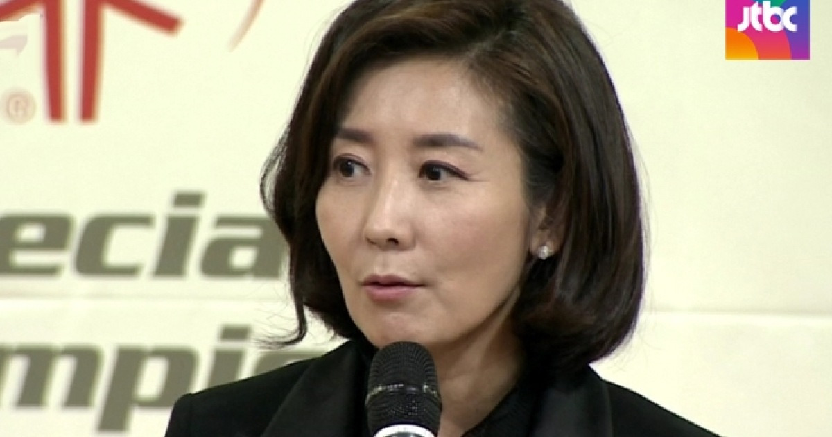 mettayoon's tweet card. [앵커] 지금부터는 JTBC가 취재한 또 다른 내용을 보도해드리겠습니다. 검찰은 패스트트랙과 별도로 나경원 원내대표의 자녀 부정입학 의혹에 대해서도 수사를 벌이고 있습니다. 나 대표의 딸이 2012년 성신여대에 입학하는 과정에서 학교 측으로부터 특혜를 받았다는 의혹입니다. 당시 면접위원장은 이병우 전 성신여대 교수였습니다. 이병우 교수는 이후에 나 대표가