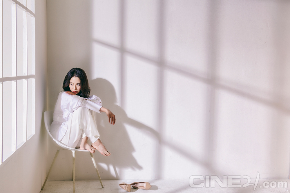 cine21_editor's tweet card. 과소평가된 배우들에 대한 이야기는 새삼스럽지 않지만, 우리가 잘 안다고 생각했던 배우라면 좀더 애틋한 면이 있다. 우리는 오랜 시간 송지효의 얼굴을 마주쳤지만 그의 재능까지 제대로 인지했던 것은 아니다. 배우로서나 방송인으로서나 늘 성실한 모습을 보여줬음에도 그간 거쳐온 작품과 캐릭터의 면면들, 역할의 크기를 둘러볼 때 그의 그릇에 비해 덜 활용됐다...