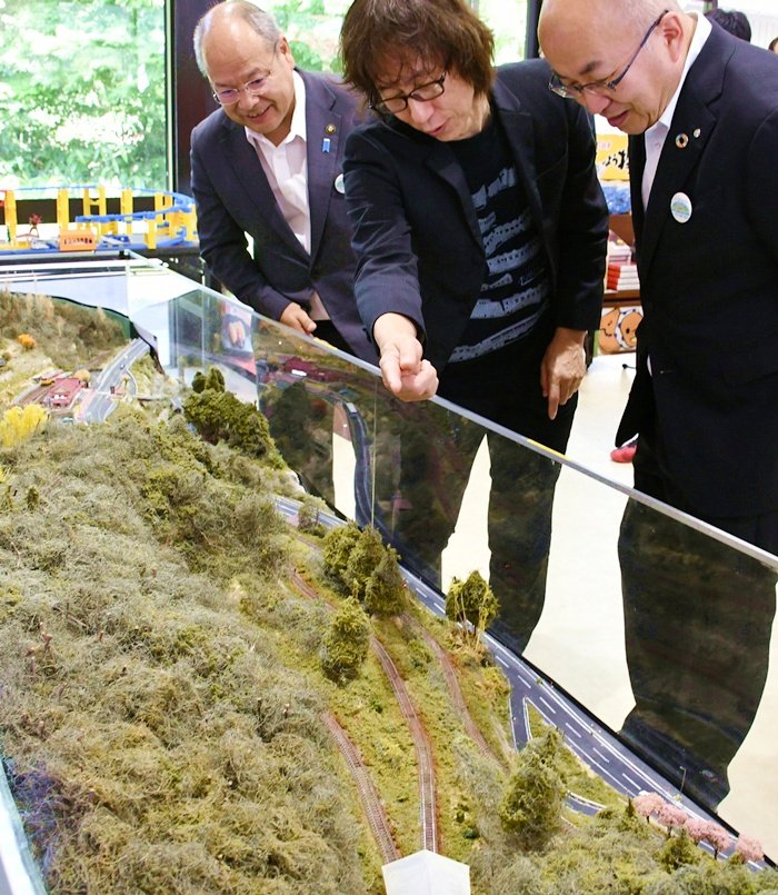 SaninChuo_'s tweet card. ＪＲ木次線を盛り上げようと、島根県奥出雲町八川の道の駅奥出雲おろちループで５日、漫画編集者の江上英樹さん（６６）＝横浜市在住＝が制作した鉄道ジオラマの地元への譲渡式があった。譲り受けた木次線利活用推...