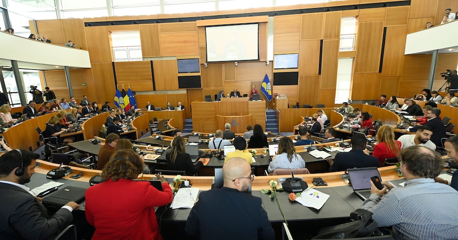 PorcoVolant's tweet card. 14 anciens parlementaires bruxellois étaient allés en justice contre la décision du Parlement bruxellois d'en revenir à une application stricte du...