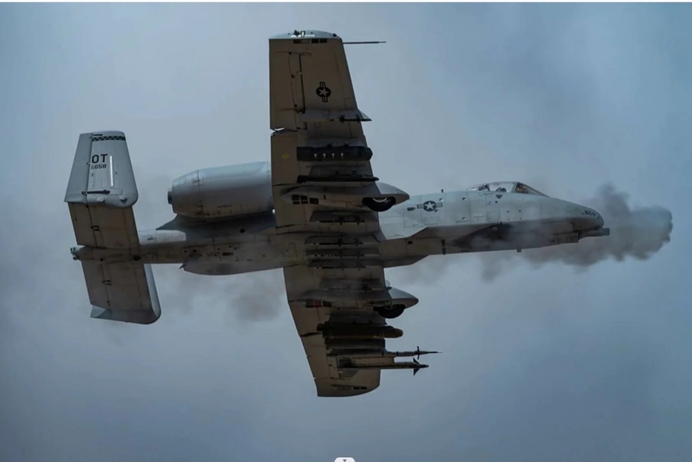 Galaxia_militar's tweet card. Estados Unidos ha enviado aviones de ataque terrestre A-10 Thunderbolt II, apodados "Warthogs", a Filipinas para realizar ejercicios de entrenamiento conjunto con la Fuerza Aérea de Filipinas.