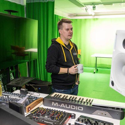 Tweet card summary image