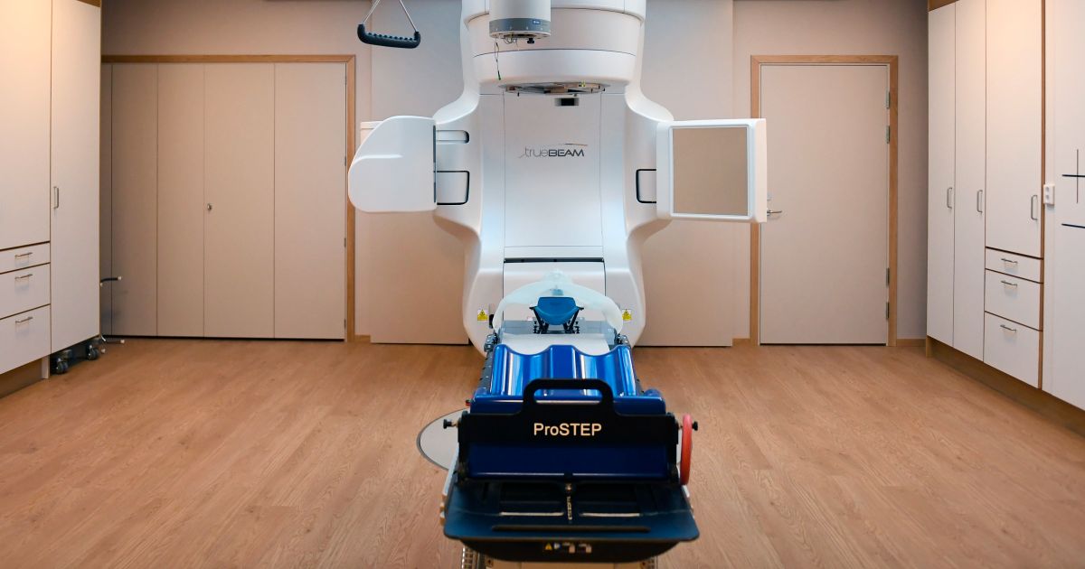 SvDledare's tweet card. KRÖNIKA. Amanda Lind (MP) vill begränsa tillväxten, och Annika Strandhäll (S) vill korta arbetstiden. Det är faktiskt liktydigt med att vilja stoppa nya, mer effektiva cancerbehandlingar.