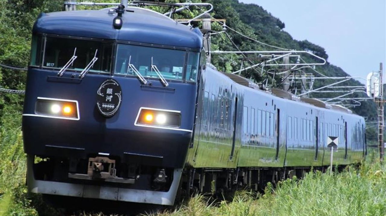 YahooNewsTopics's tweet card. かつて「ブルートレイン」と呼ばれ、日本各地の交通網を支えた夜行（寝台）列車が復活の兆しをみせている。JR西日本が令和2年に関西と山陰を結ぶ新たな夜行列車の運行を開始したところ、ほぼ満席が続く人気ぶり