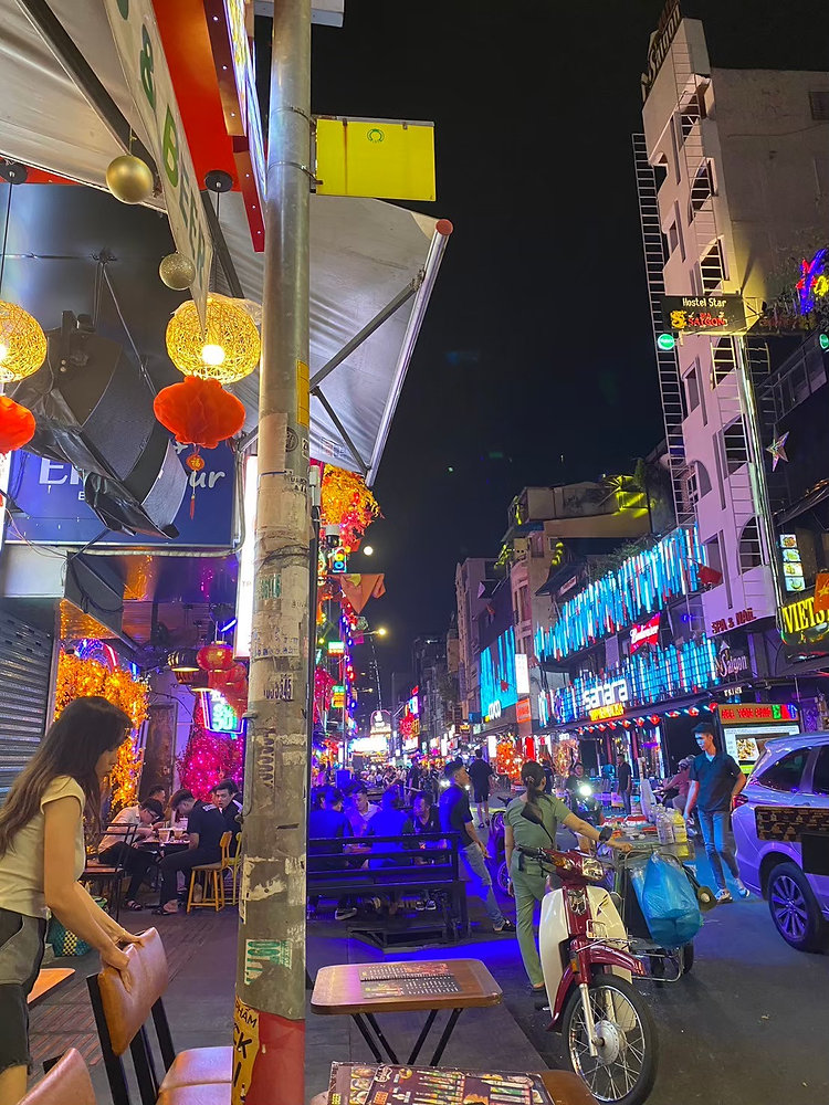 attsu_u's tweet card. コロナも終息(5類感染症に移行)し　イチ早く行ける海外（接種証明書不要）が、タイやベトナムでした。　新型コロナワクチン接種証明書の交付サービスは、令和６年(2024年)３月31日をもってサービスを終了しています。2020年を含め5年ぶりの海外、ドキドキしながら2024年旅費メモ始まります。1.ベトナム航空で⾏く！往復送迎付 ホーチミン4⽇間の旅=HIS＝1月/57,160yen　→ホーチミン...