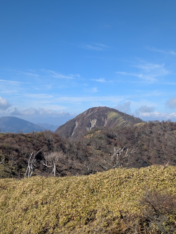 xuonix_com's tweet card. 2025年11月15日。早朝、私は大倉バス停に立っていた。目指すは蛭ヶ岳—日帰りで往復する「蛭トン」。今日、全身で山を刻む修行の一日が始まる。 空は晴れ渡り、冷気が肺を突く。まずは大倉バス停からスタート。足元に落ち葉を踏...