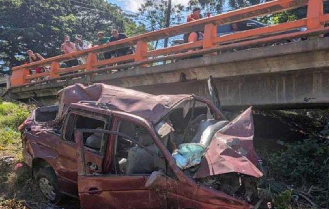 noticiasd24_7's tweet card. Un minibús cayó al vacío en Maizal durante una persecución militar, dejando 23 heridos, incluidos niños, según informaron las autoridades.