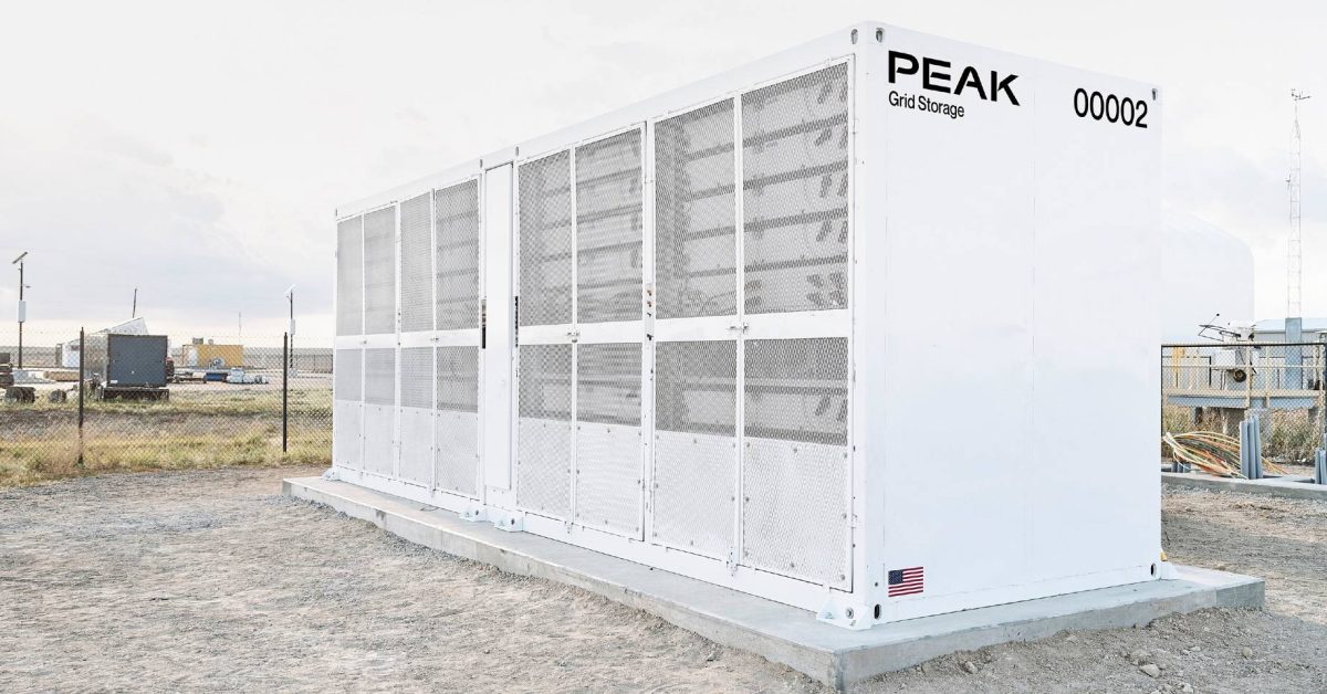 ElectrekCo's tweet card. Peak Energy activates a first-of-its-kind sodium-ion battery in Colorado, aiming to cut energy costs and boost US grid reliability.