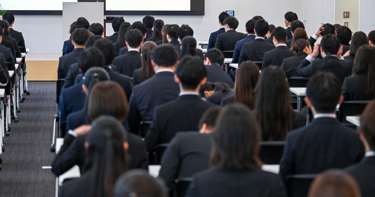 nekogal21's tweet card. ヒューマンホールディングス（HD）はZ世代の働き方に関する調査をまとめた。職場に導入して欲しい制度を尋ねたところ、「週休3日」が35.1%で首位となり、「フレックスタイム」が20.1%で続いた。自分らしい働き方では「多少プライベートを犠牲にしても目標・目的のために働く」という回答は2.4%にとどまり、ワークライフバランスを重視する傾向が強かった。会社員や団体職員として働く全国の20〜29歳の男