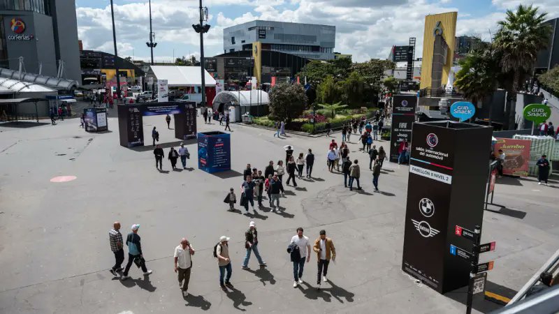PortalGeekCo's tweet card. La edición XIX del Salón Internacional del Automóvil de Bogotá avanza con fuerza en Corferias y confirma algo innegable: el futuro de la movilidad en