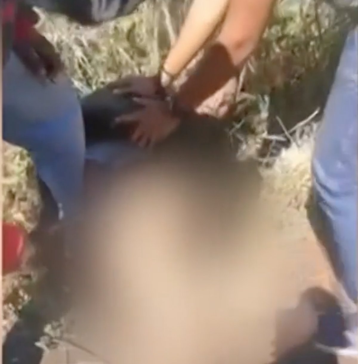 larevuecrap's tweet card. Depuis deux semaines, l'opinion publique est en émoi à Maurice. Des policiers de l'île sont accusés d'actes de torture et de violence, vidéos à l'appui. Les témoignages se multiplient. Récit.