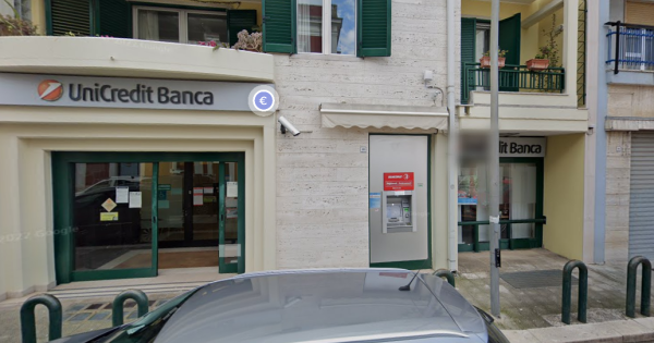 LaGazzettaWeb's tweet card. Nello sportello c'erano circa 70mila euro, non è ancora chiaro se i malviventi siano riusciti a fuggire con il bottino