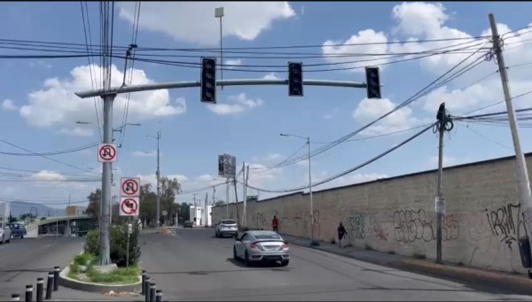 PlazaDArmasQro's tweet card. La modernización de los semáforos comenzará por etapas, priorizando cruces donde transitan hasta 500 mil personas al día