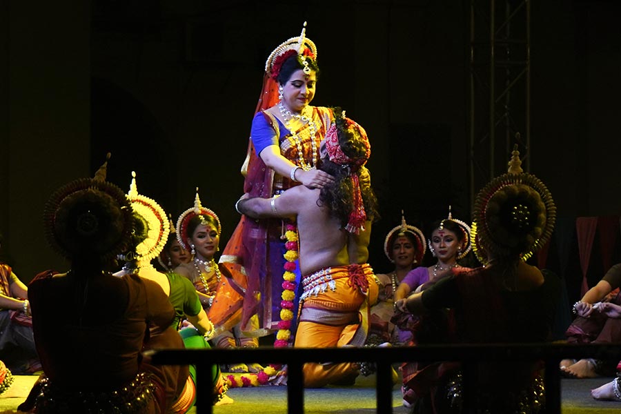 TT_My_Kolkata's tweet card. A total of 16 songs were performed celebrating the essence of Holi and spring