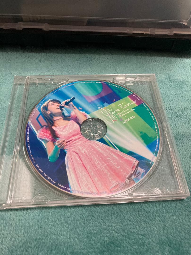 ILfJd3Kxr355157's tweet card. 三森すずこ　5th Anniversary LIVE five tonesをメルカリでお得に通販、誰でも安心して簡単に売り買いが楽しめるフリマサービスです。新品/未使用品も多数、支払いはクレジットカード・キャリア決済・コンビニ・銀行ATMが利用可能で、品物が届いてから出品者に入金される独自システムのため安心です。