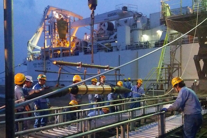 EagleShunji's tweet card. 私たちの日常生活の一部となったGoogle、YouTubeの視聴やSNSのやり取りは「海底ケーブル」が支えている。世界シェアの9割をフランス、米国、日本の主要3社で分け合う。日本のNECのシェアは21％で「世界3強の一角」を占めており、外国企業に依存せずに重要インフラを構築できる希少な存在だ。