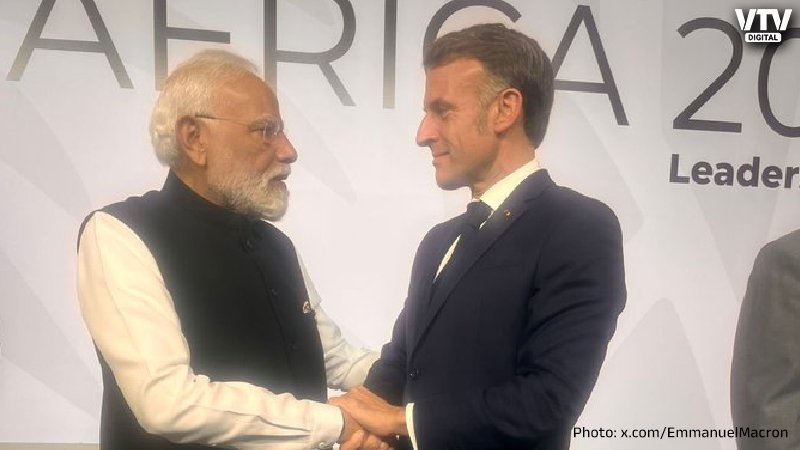 VtvGujarati's tweet card. PM Modi-President Macron Meet: જોહાનિસબર્ગ G20 સમિટમાં પીએમ મોદી અને ફ્રાન્સના રાષ્ટ્રપતિ મેક્રોન વચ્ચેની મુલાકાત દરમિયાન, બંને નેતાઓએ ભારત-ફ્રાન્સના મજબૂત સંબંધો પર ભાર મૂક્યો. મેક્રોને મોદીને...