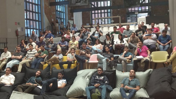 MadridDevops's tweet card. Después de otro hiato (a ver si rebajamos la timidez), tendremos una charla con Álex Fernández, aka Pinchito\*. Él nos contará sobre migraciones de bases de datos. Por fav