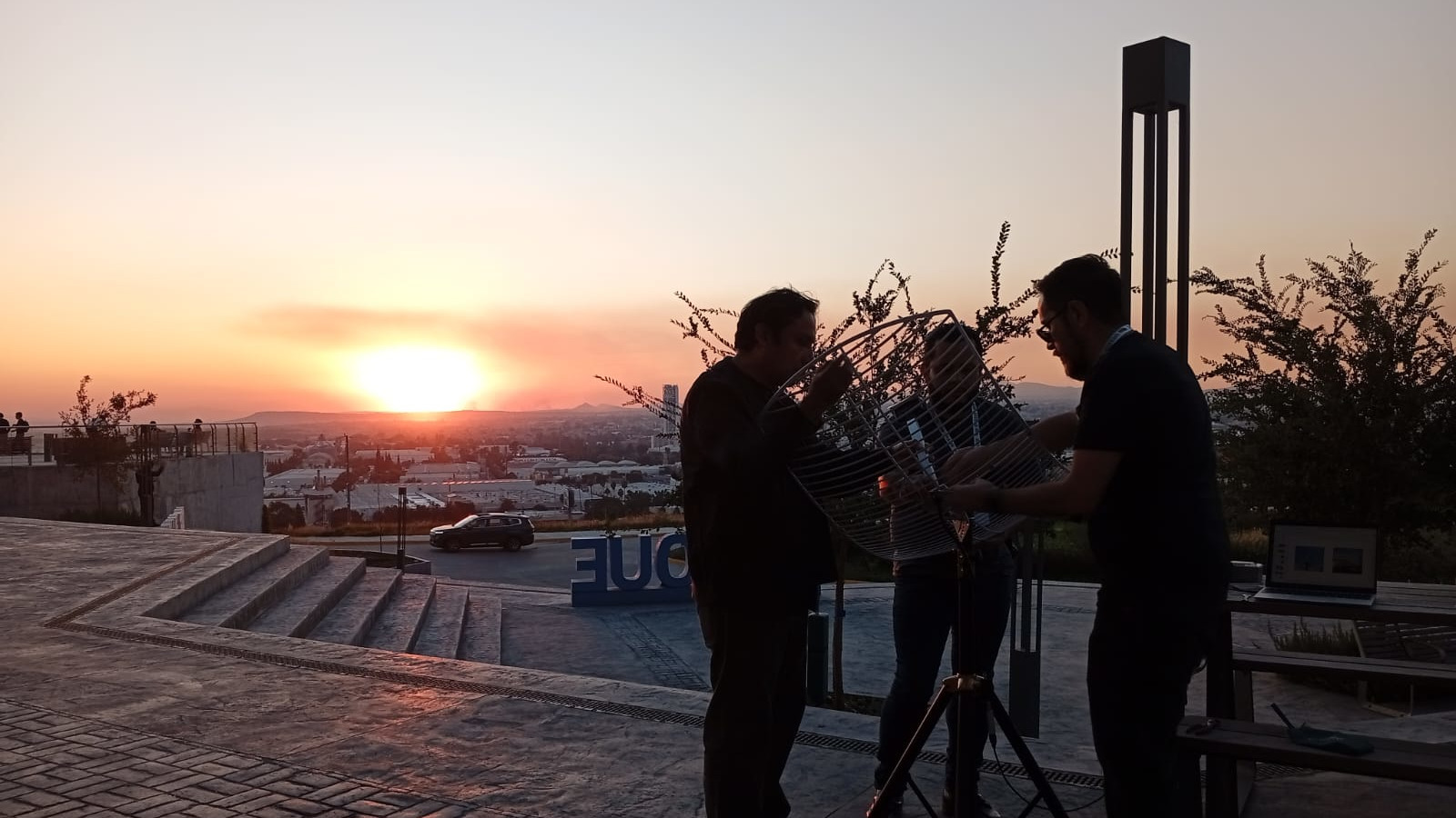 manuelrabade's tweet card. Introducción práctica a cómo recibir imágenes de la Tierra desde satélites GOES.