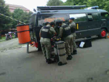 nayrayn's tweet card. Sebuah paket mencurigakan ditemukan di mobil Toyota Yaris milik mahasiswa UI di lokasi parkir universitas itu. Paket ini sempat membuat heboh ratusan mahasiswa. Namun setelah dicek ternyata isinya...