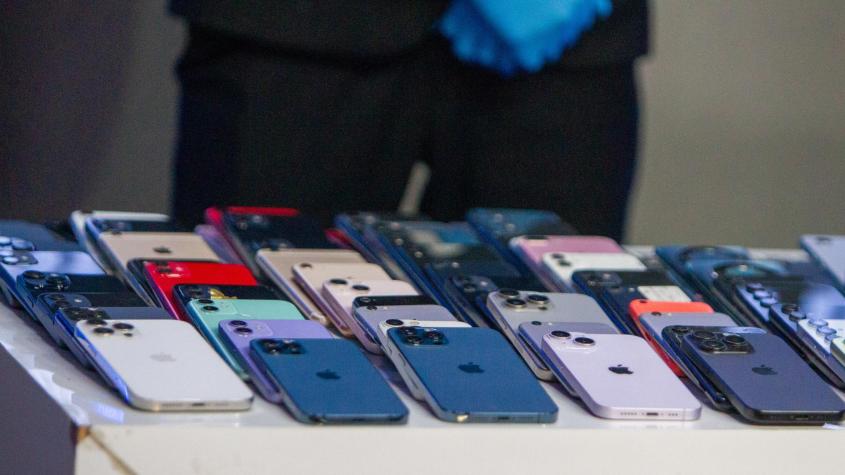 T13's tweet card. De acuerdo con los antecedentes recopilados, los envíos se realizaban a través de FedEx y eran declarados falsamente como “partes o piezas de vehículos” o “repuestos Apple”, con el fin de eludir los...