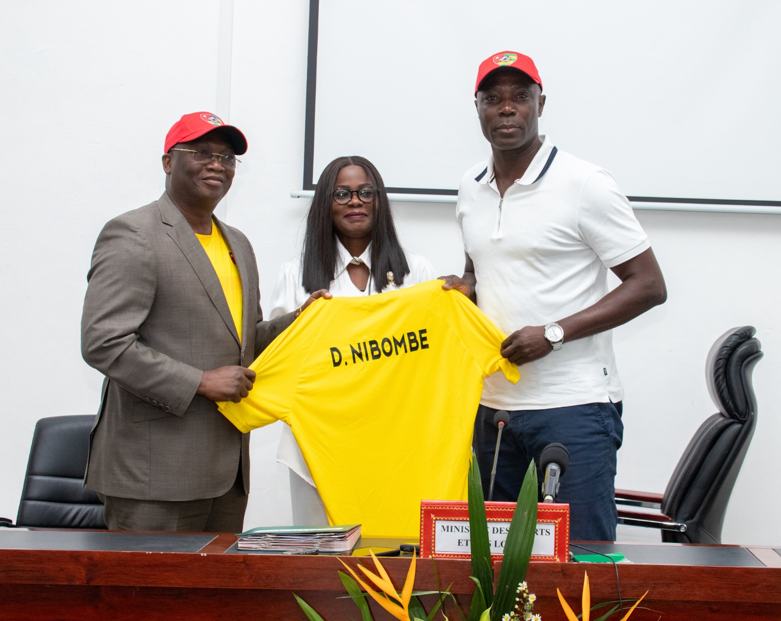 layera42's tweet card. Daré Nibombé a officiellement signé son contrat en tant que sélectionneur des Éperviers du Togo, mettant ainsi fin à une période d'incertitude. Un mois après l'annonce de sa nomination en remplacem...