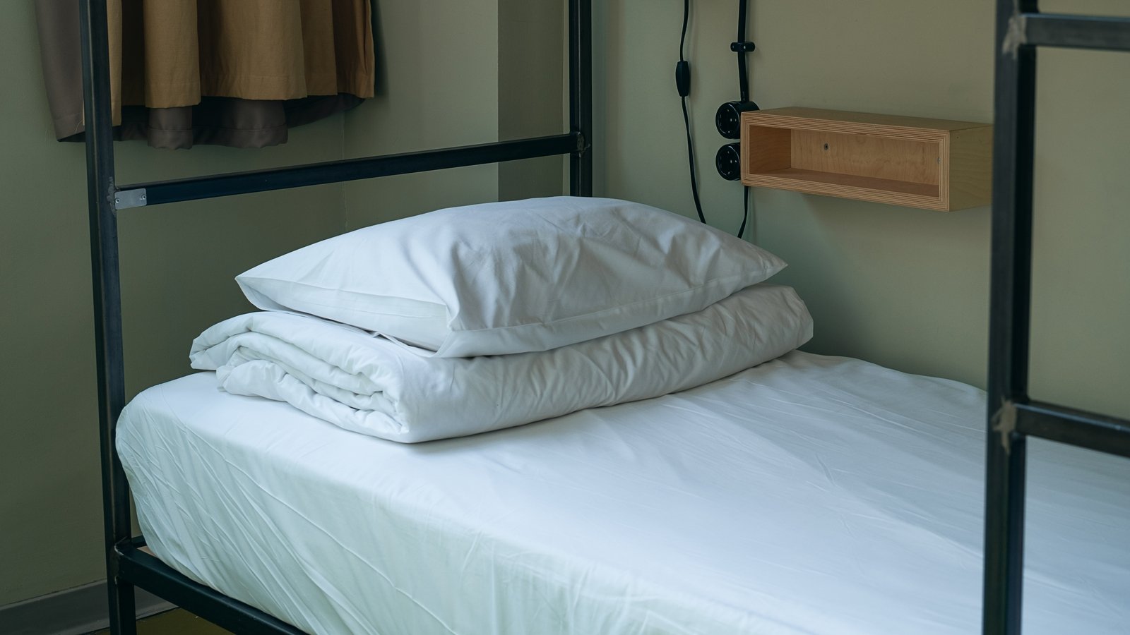 ioannisekolovos's tweet card. Asylum seekers would be obliged to contribute between 10% and 40% of their weekly income towards their State accommodation costs, under a plan to be considered by the Cabinet tomorrow.