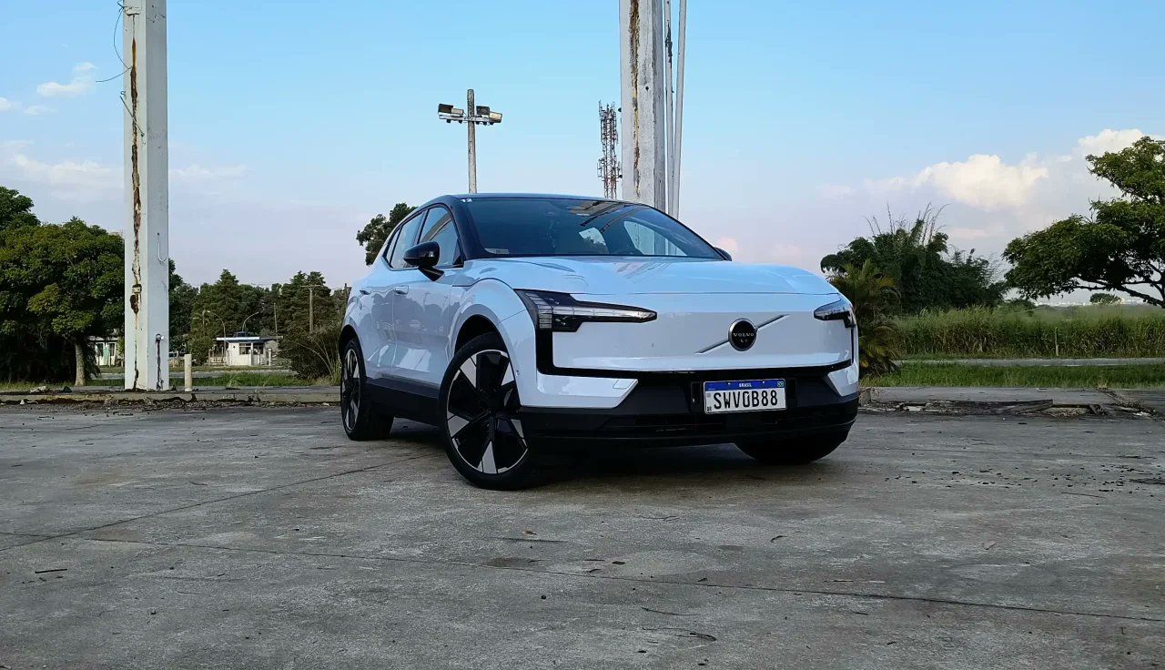 WebMotors's tweet card. Esse compacto elétrico EX30 tem visual exótico e choca por ser muito diferente dos outros Volvo. Só é igual em uma coisa...