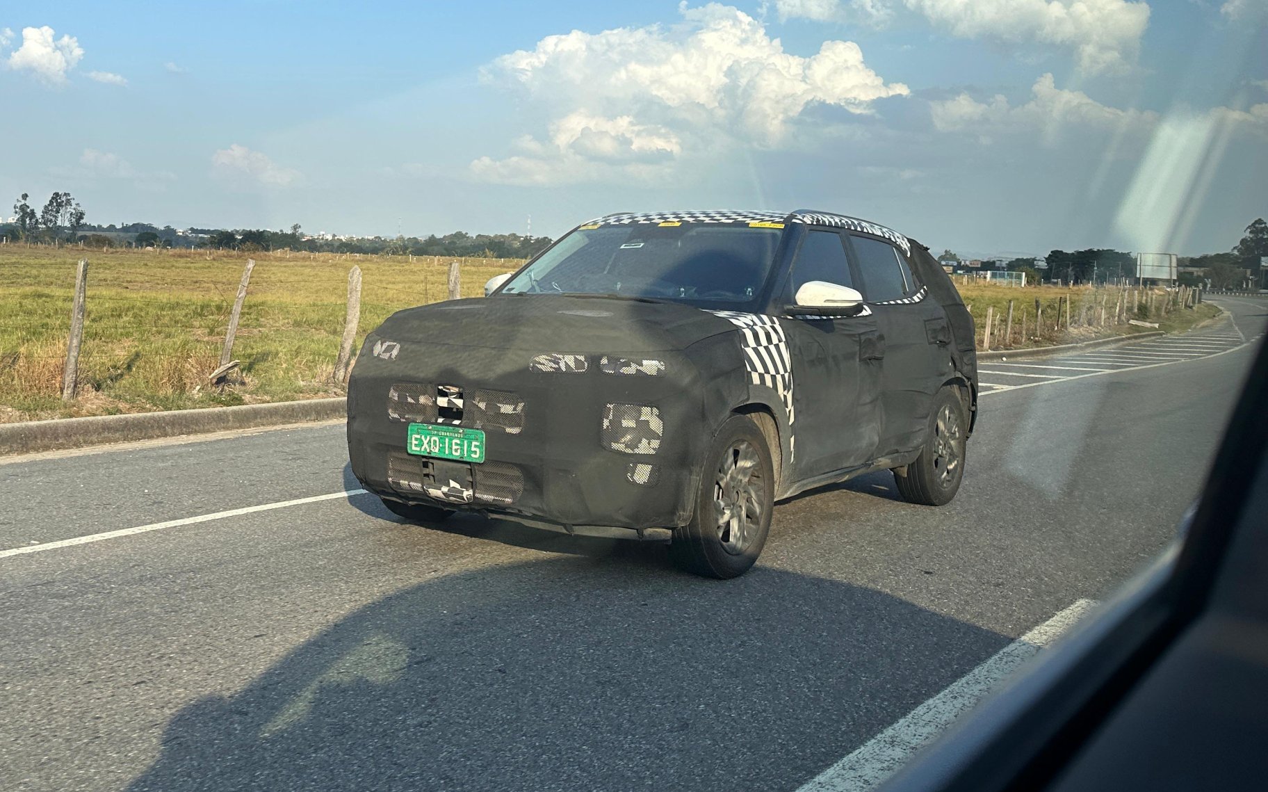 WebMotors's tweet card. Em testes no Brasil, SUV Hyundai Creta entrega que o visual reestilizado deverá mesmo ser o do carro lançado recentemente na Índia