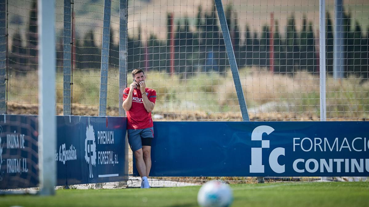 kolpe_kolpez's tweet card. El lateral va convocado al amistoso de Osasuna contra el Lorient a la vista de que su marcha no es inminente al Athletic o Atlético