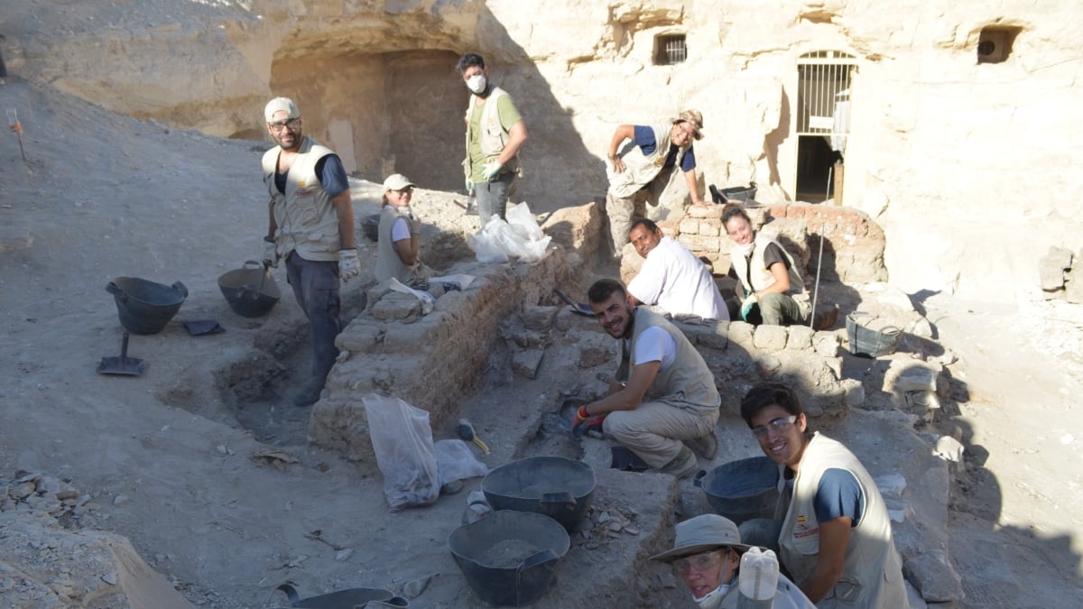 aetwitte's tweet card. Egipto investiga a una misión de arqueólogos españoles por supuestamente explotar a sus becarios