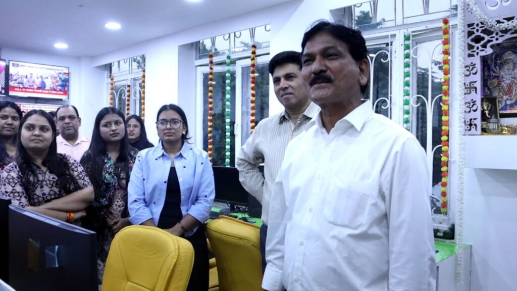 DNHindi's tweet card. राज्यसभा के पूर्व मीडिया डायरेक्टर पवन कुमार ने दिल्ली में डाइनामाइट न्यूज़ का दौरा किया और एडिटर-इन-चीफ मनोज टिबड़ेवाल आकाश के प्रेरणादायक सफर की सराहना की। उन्होंने जिम्मेदार और सकारात्मक पत्रकार...