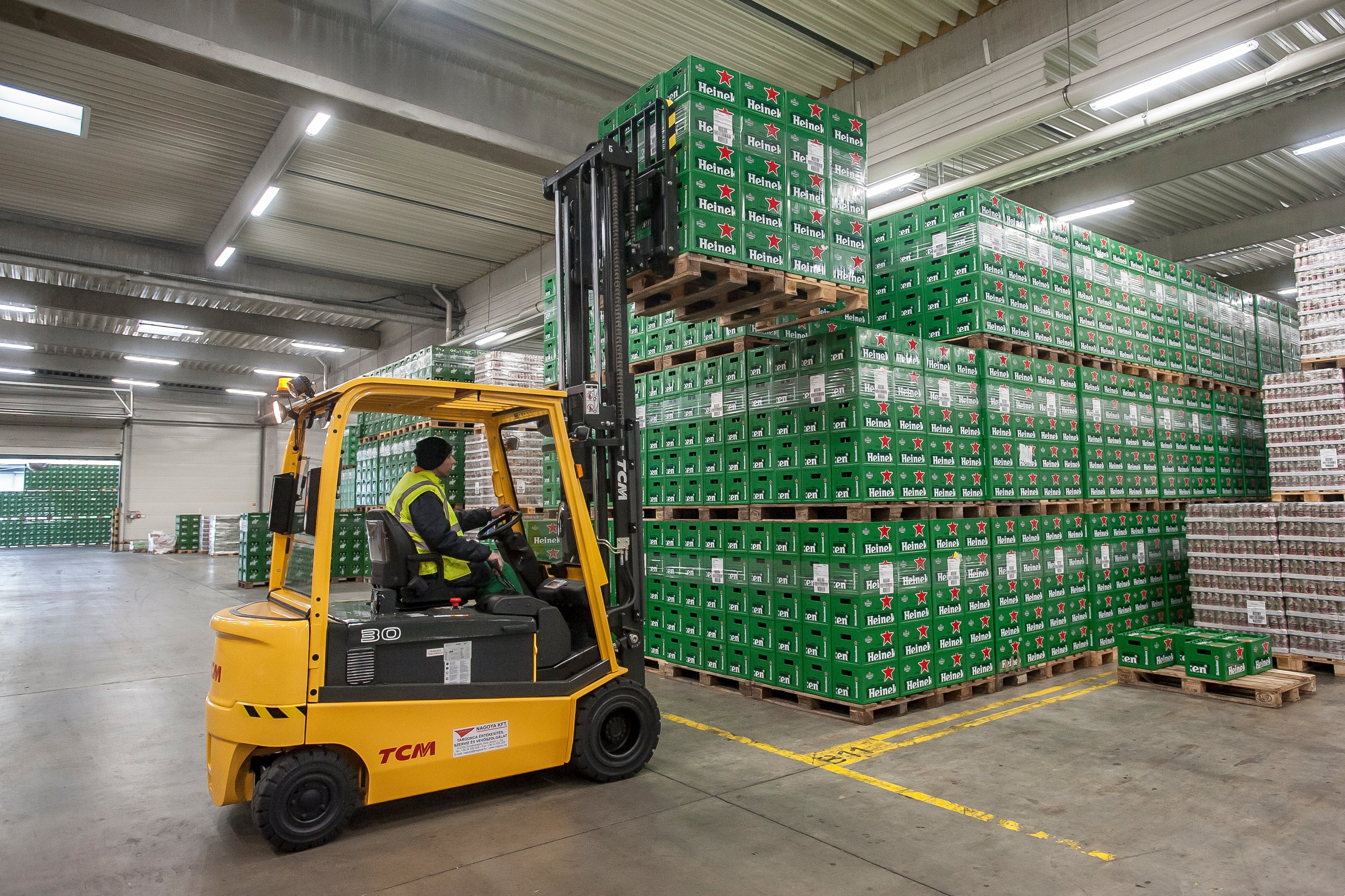 TCMForklifts's tweet card. Adopting our electric trucks, we helped to transform Heineken's operation, reducing their CO2 emissions, improving efficiency, and reducing TCO.