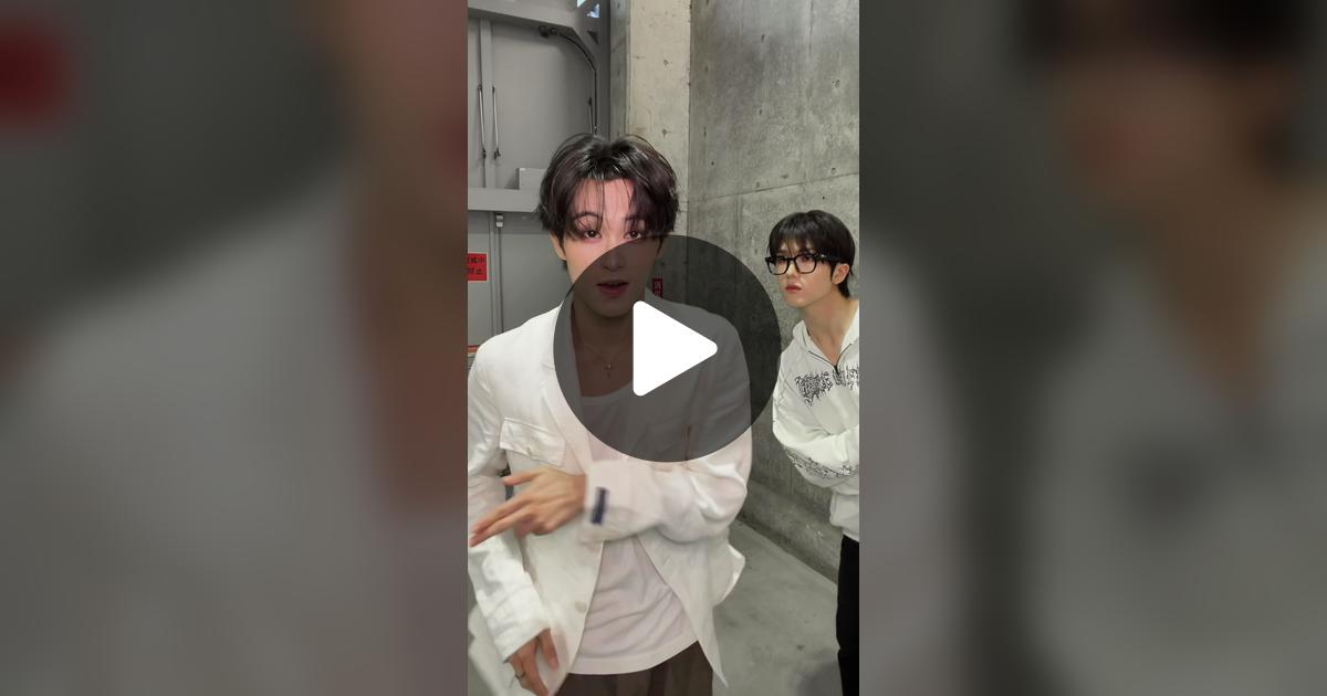 NCTsmtown_DREAM's tweet card. 좋아요 1.1M개, 댓글 6845개가 있습니다. "👈👈👈"