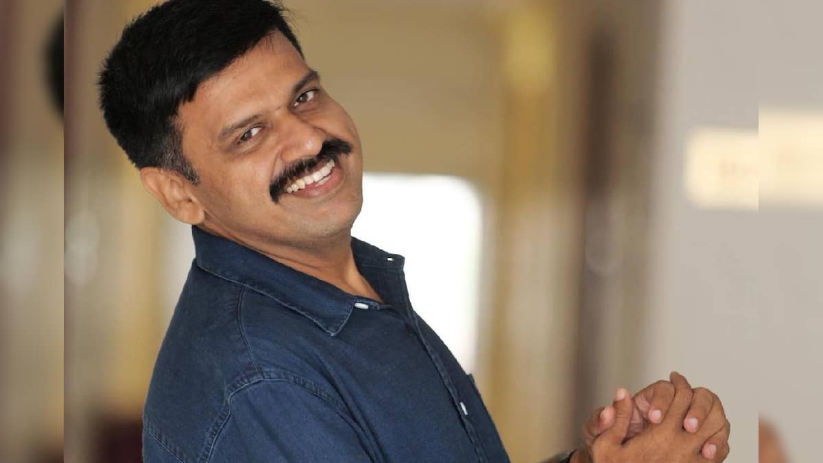 News18Kerala's tweet card. ഭാരതീയ ജനതാ പാർട്ടി (ബിജെപി) സംസ്ഥാന കമ്മിറ്റി അംഗമായിരുന്ന സന്ദീപ് വാര്യർ 2024 നവംബർ 16ന് പാലക്കാട് വച്ച് പാർട്ടി ഉപേക്ഷിച്ച് കോൺഗ്രസിൽ ചേർന്നു