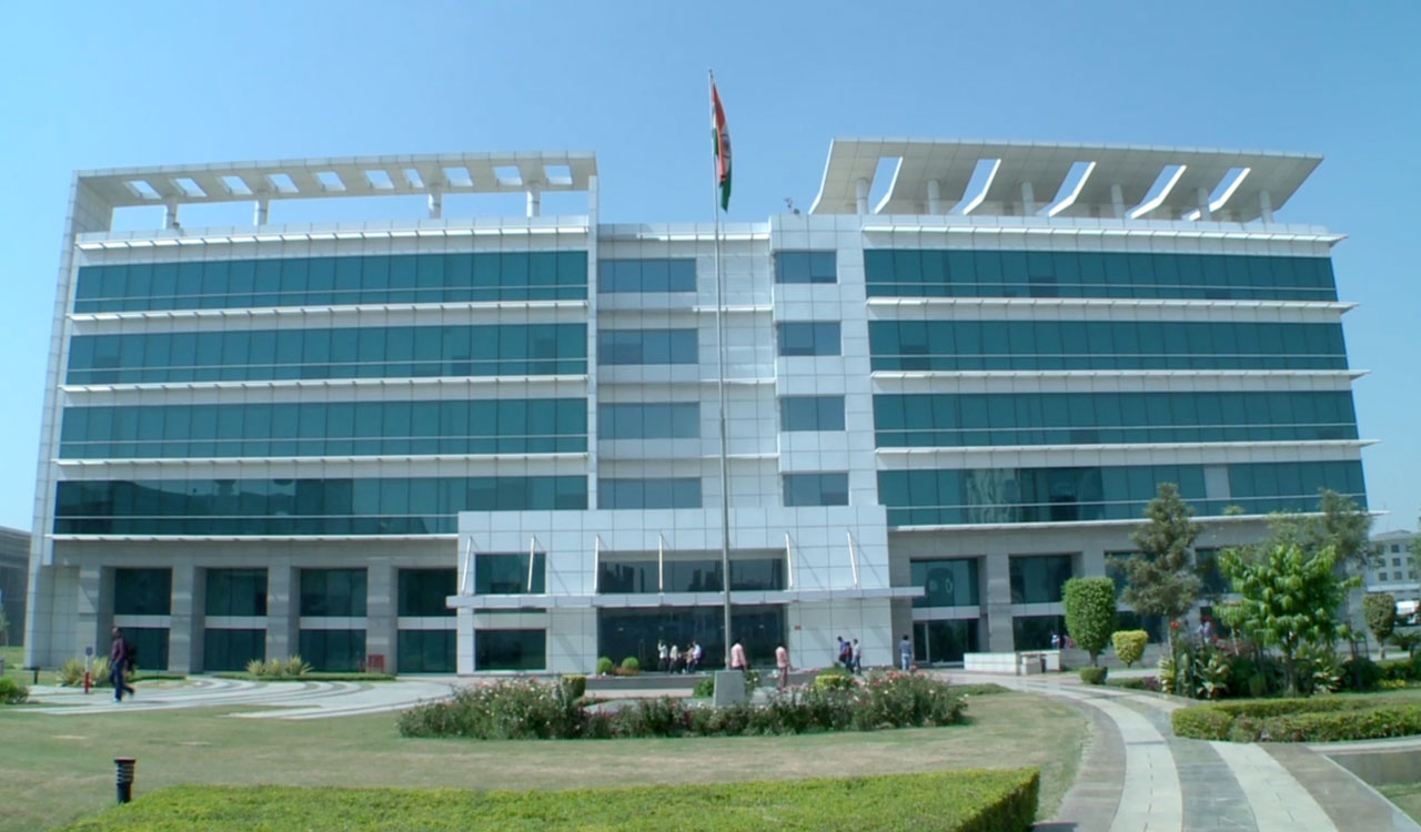 TelanganaToday's tweet card. HCLTech is offering its TechBee Early Career Programme to high school graduates in Hyderabad, combining training with higher education. With new tracks in Generative AI and Cybersecurity, TechBee...