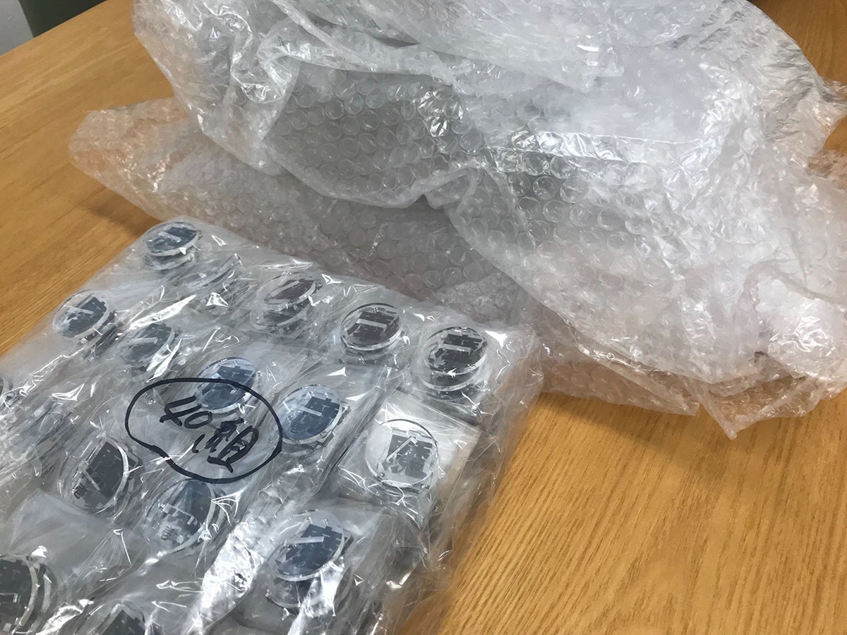 DesignAnalog's tweet card. ご支援者のみなさま ようやくみなさまへお送りする商品が工場から上がってきました！ 現在、パッケージの制作を進めております。 より良い商品を１日も早くお届けするべくスタッフ一同がんばります！ 引き続きよ...