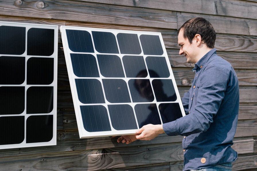 FRTechJournal's tweet card. La start-up nantaise Beem Energy a développé un kit de panneaux solaires pour démocratiser l’autoconsommation solaire. Elle vient de lever...-Energie