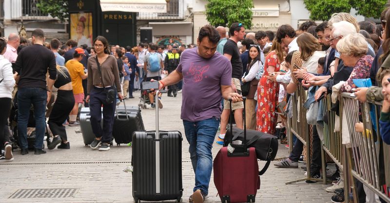 Navarroantolin's tweet card. Patricia Pérez Armiger, del bar Arenal Ventura, le saca al alcalde dos de las grandes verdades del actual modelo de Semana Santa