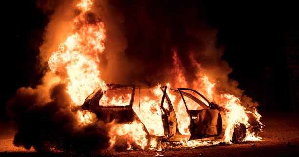 Auto volledig verwoest door brand