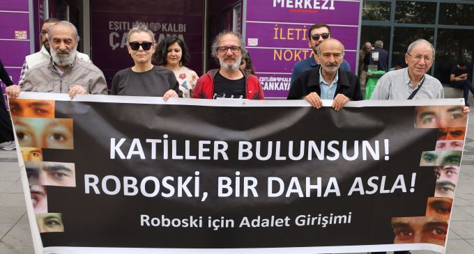 KurdiJinnews's tweet card. ENQERE – Însiyatîfa ji bo Roboskiyê Edalet, di hefteya 165an de ji bo Roboskiyê û hemû komkujiyên pêk hatinê edalet xwest. Avakarê Însiyatîfe Tanju Gunduzalp bi lêv kir ku divê ‘komîsyona heqîqetê’...