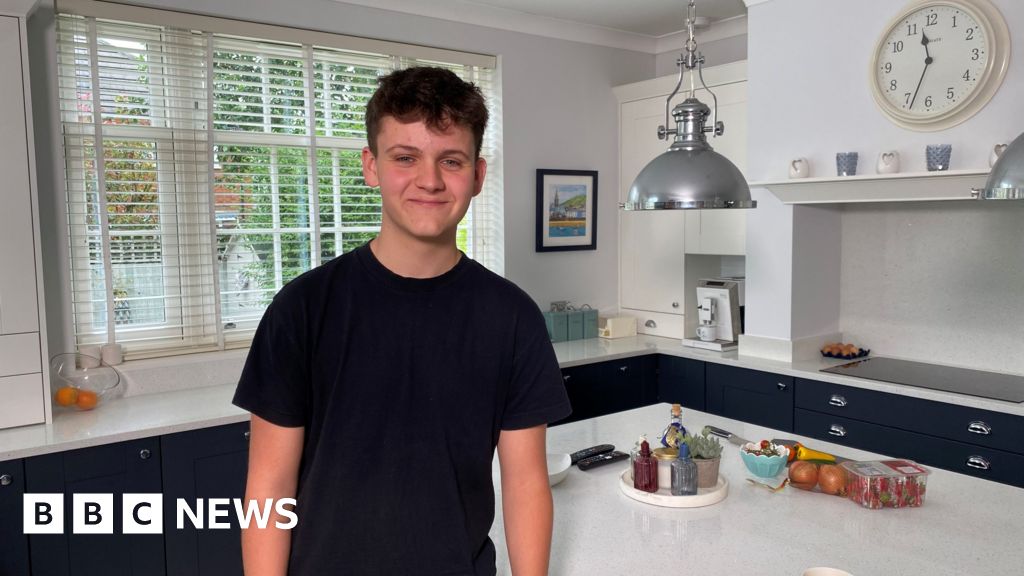 Doc4Azma's tweet card. Max, 17, is calling on ministers to back a law for allergen information to be published on menus.