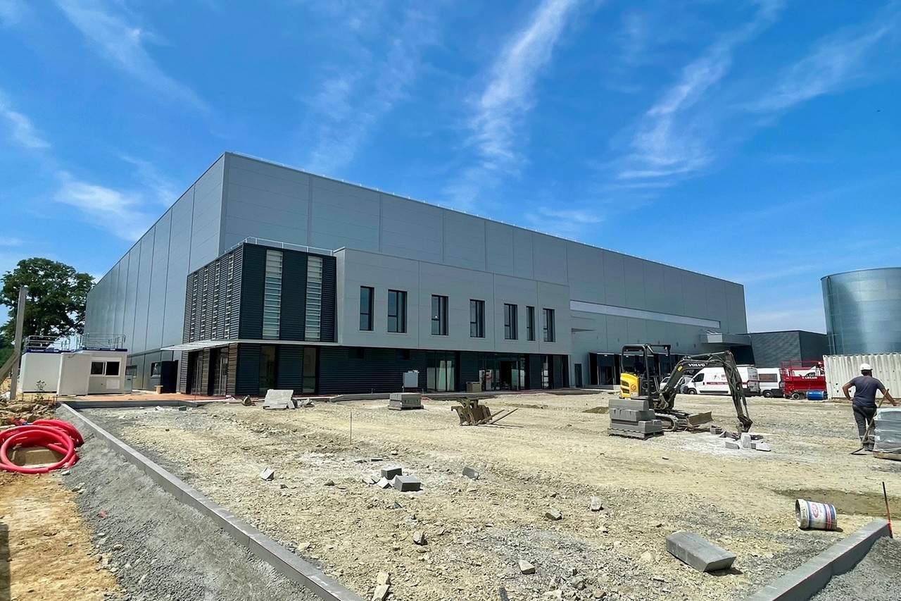 J2R_Auto's tweet card. Le spécialiste de la pièce poids lourd inaugurera sa nouvelle plateforme logistique de Janzé (35) en 2026. Les travaux ont bien avancé, et Diesel Technic France y met en place un système AutoStore...