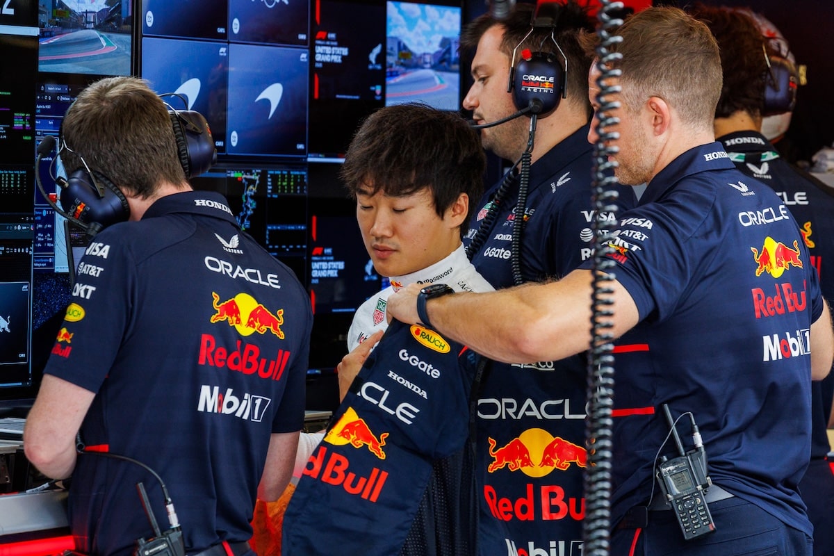 JuriJayB's tweet card. 2025年F1ラスベガスGPのレースを14位で終えた、レッドブルの角田裕毅がレース後、質疑応答を行った。