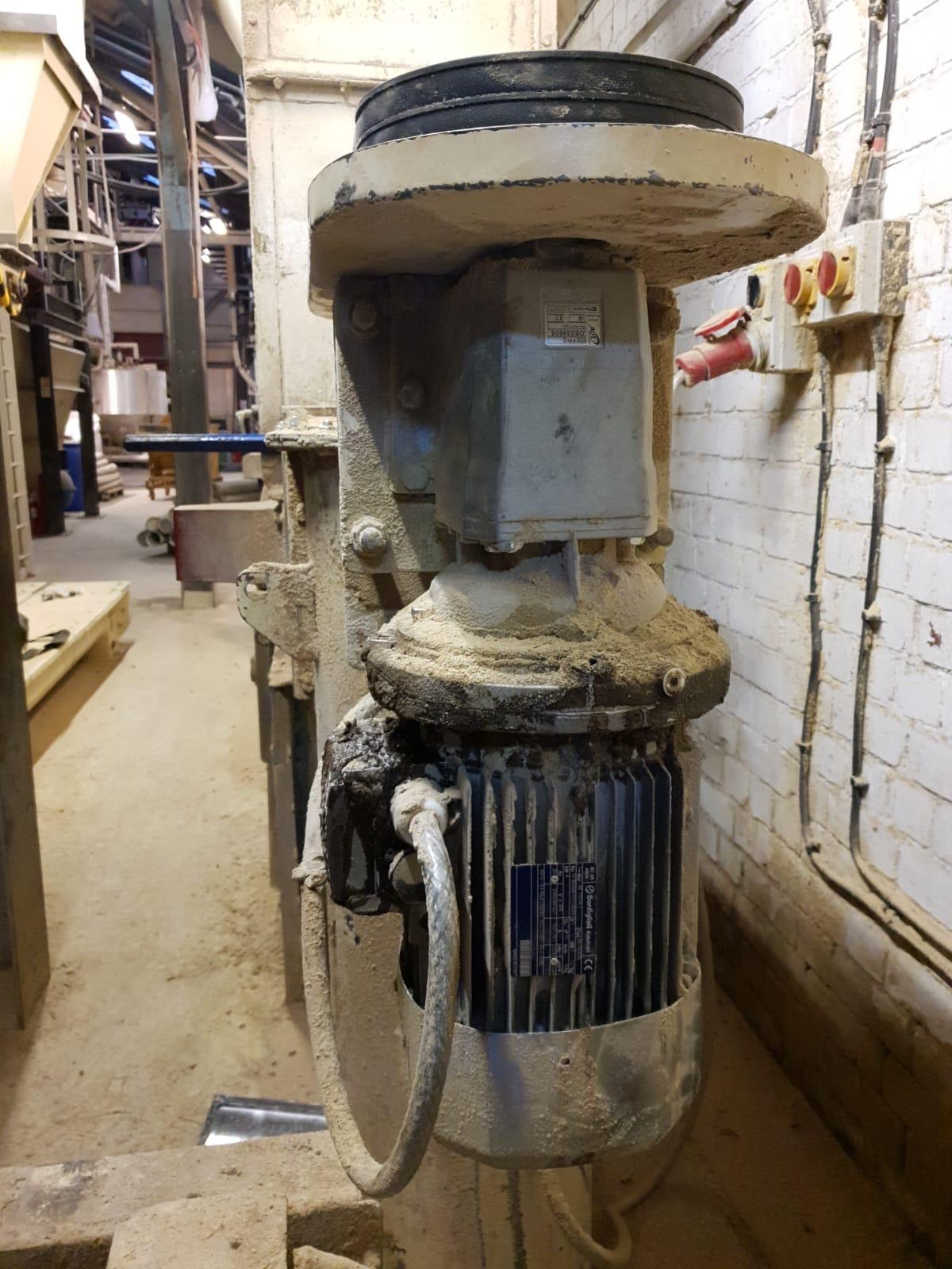 EBennettElec's tweet card. Before and after photos from a call-out last night. Phone call and photo sent at 6.00pm - Second picture sent to us at 9.30pm #wattdrive #24hours #buildcentre #onehappycustomer.