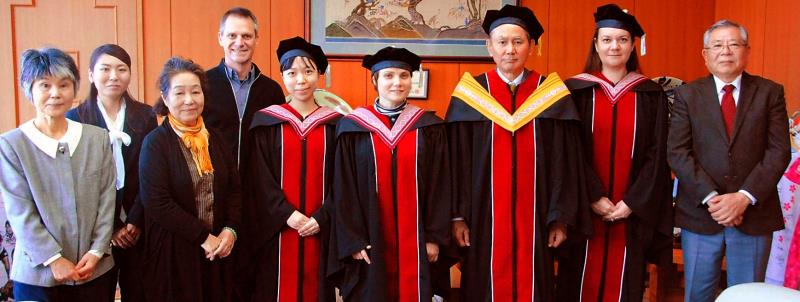 univlog's tweet card. 　２０１２年に開学した沖縄科学技術大学院大学（ＯＩＳＴ）で２４日に開かれる初の卒業式に向け、読谷山花織を取り入れた式服が完成した。在校生有志がＯＩＳＴカラーの赤と白、黒に伝統柄と科学を表すコラボデザインを考案。職人が約４カ月かけて織った。世界４０の国と地域から優秀な学生が集まるＯＩＳＴ。