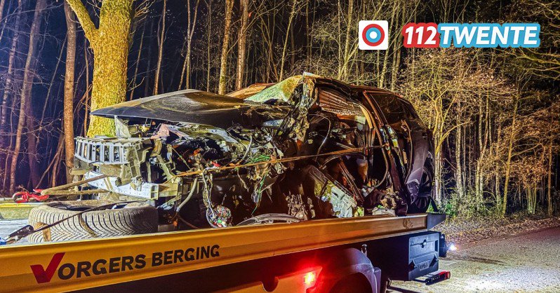 Auto total loss na zwaar ongeval in Enschede