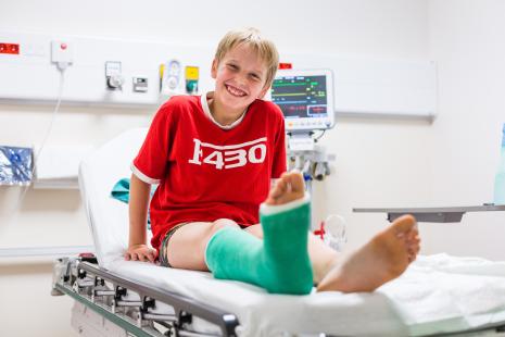 Rousseau_MD's tweet card. La prévention du risque thrombo-embolique veineux (TEV) chez les patients qui sont traumatisés et immobilisés d’un membre inférieur, ou qui nécessitent d’être hospitalisés dans un secteur de médeci...