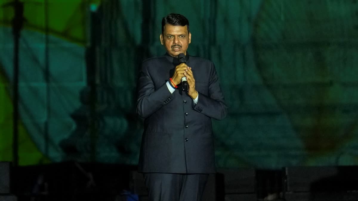 ETVBharatHindi's tweet card. 26/11 हमले की 17वीं बरसी पर मुंबई में गेटवे ऑफ इंडिया पर एक कार्यक्रम का आयोजन किया गया.