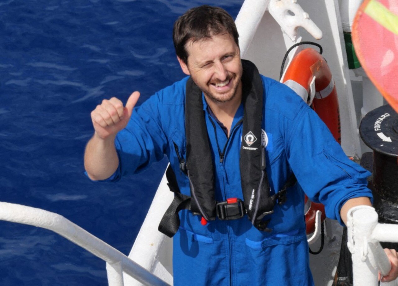 VictorVescovo's tweet card. Dans la nuit du 12 au 13 octobre 2024, le Cotentinois Jérémie Morizet a battu aux Tonga le record français de plongée sous-marine. Il est descendu à 10 806 mètres de profondeur.